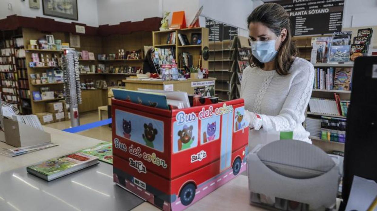 Una dependienta de una librería de Valencia durante el estado de alarma