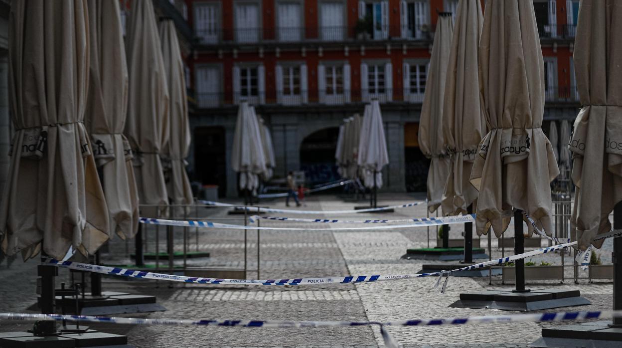 Terraza acordonada y cerrada en la Plaza Mayor de Madrid