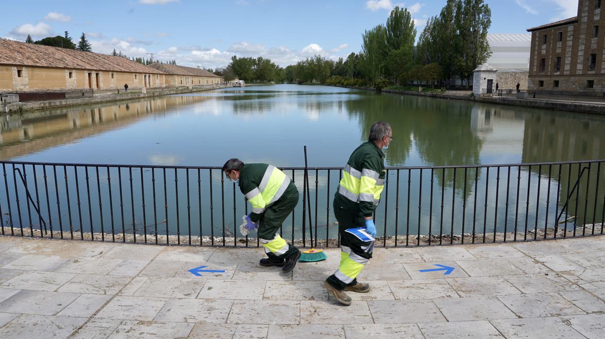 Operarios del Ayuntamiento de Medina de Rioseco (Valladolid) colocan la señalización en las calles