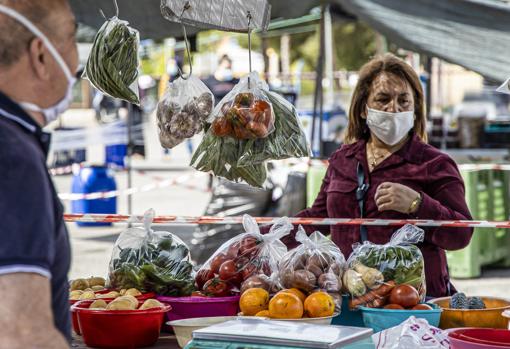 Vídeo: Alicante reabre sus mercadillos con colas y fuertes medidas de seguridad para la desescalada