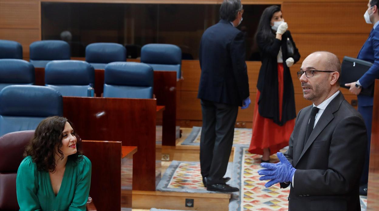 La presidenta Díaz Ayuso habla con el presidente de la Asamblea, Juan Trinidad, en una foto de archivo