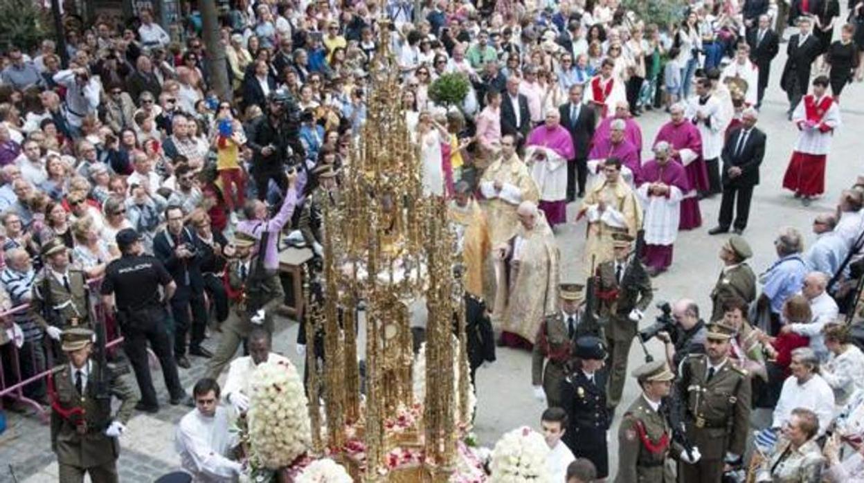 El Santísimo a su paso por la plaza de Zocodover