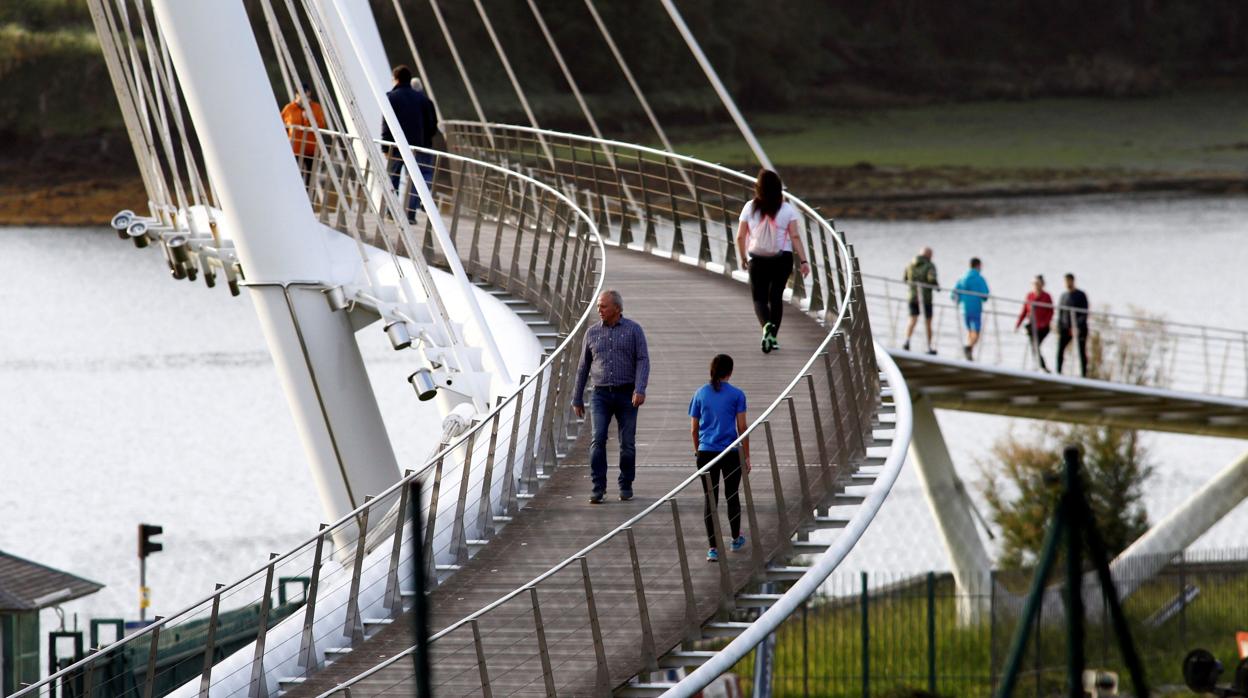 Varios ciudadanos aprovechan las últimas horas del día para salir a pasear y hacer deporte, este miércoles en Ferrol