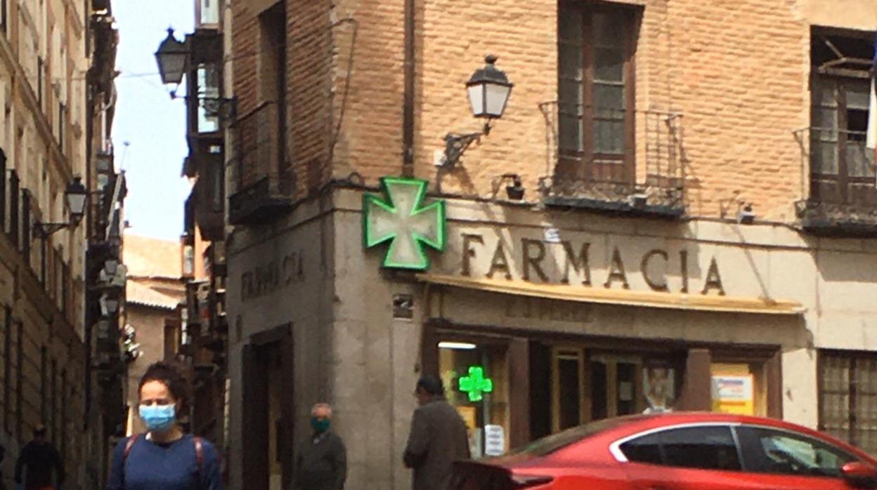 Una vecina de Toledo, con una mascarilla por la calle Toledo Ohio