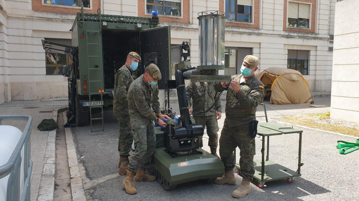 Imagen de los militares trabajando con el robot Atila en el Hospital General de Valencia