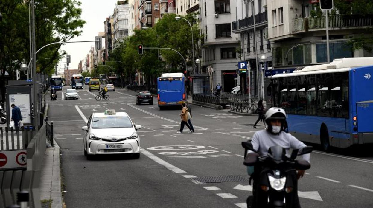 Coronavirus: Un taxi circula por la calle de Goya durante el segundo mes bajo el estado de alarma