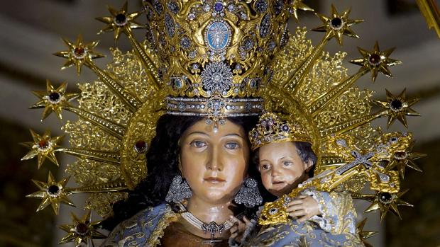 La Virgen de los Desamparados luce por primera vez un crespón negro por los fallecidos por coronavirus