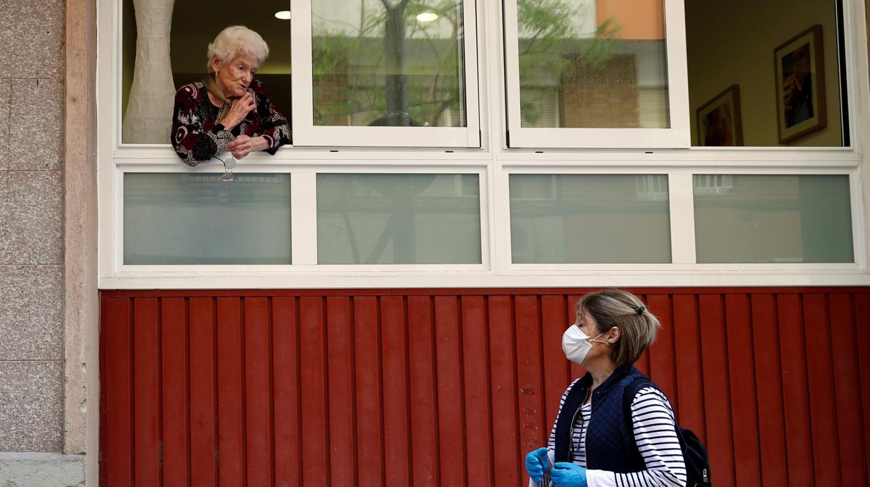 Roser Camps, de 83 años, habla desde la ventana de una residencia de L'Hospitalet de Llobregat (Barcelona)