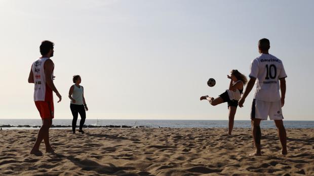 La picaresca desluce la reapertura de las playas de Barcelona