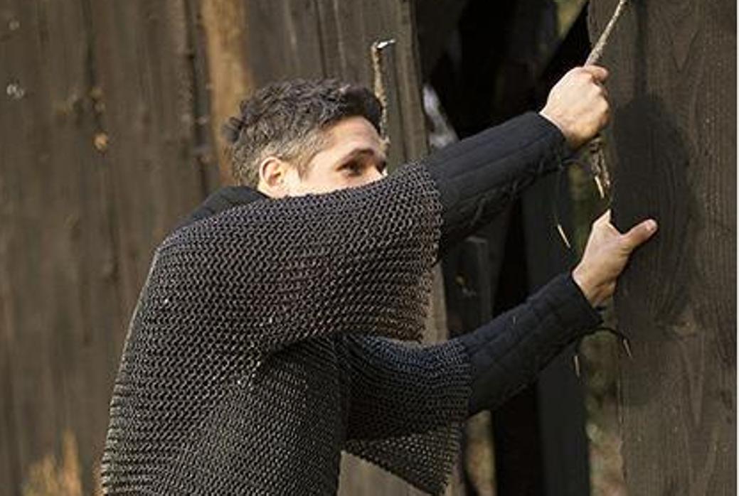 Imagen de archivo de un actor con cota de malla. El hombre estaba ensayando una escena