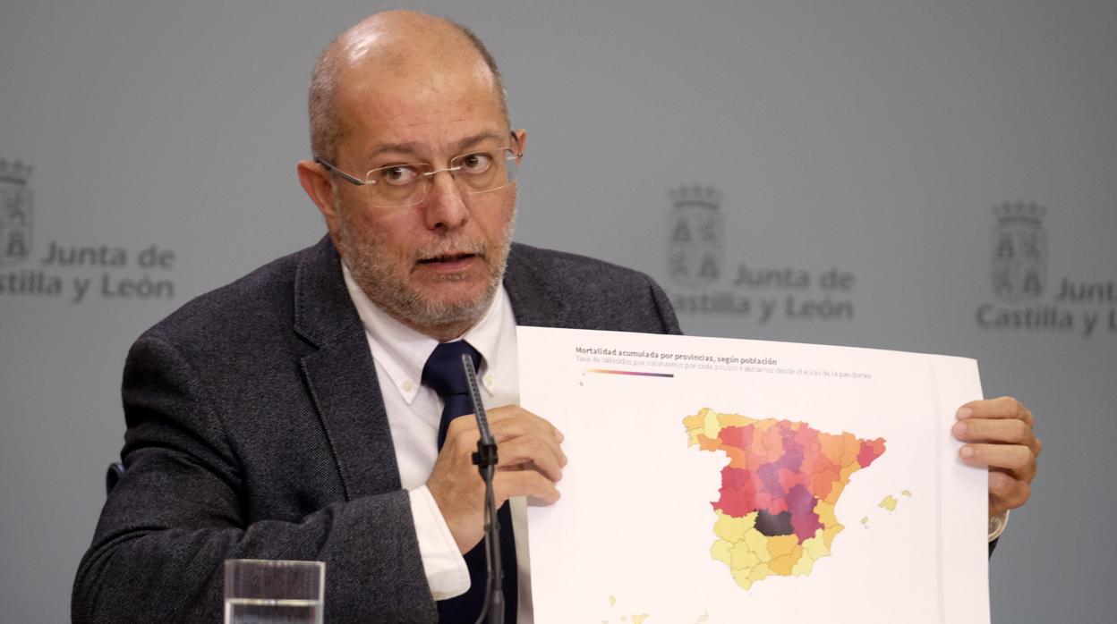 El vicepresidente y portavoz de la Junta, Francisco Igea, muestra el mapa de ABC sobre la letalidad del Covid-19