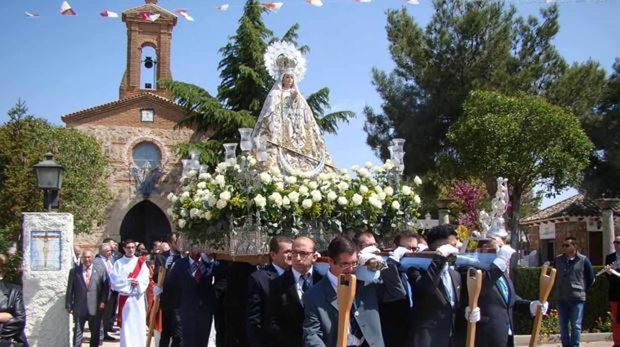 Imagen de archivo de la procesión con la imagen de la Virgen de la Piedad, en Quintanar de la Orden