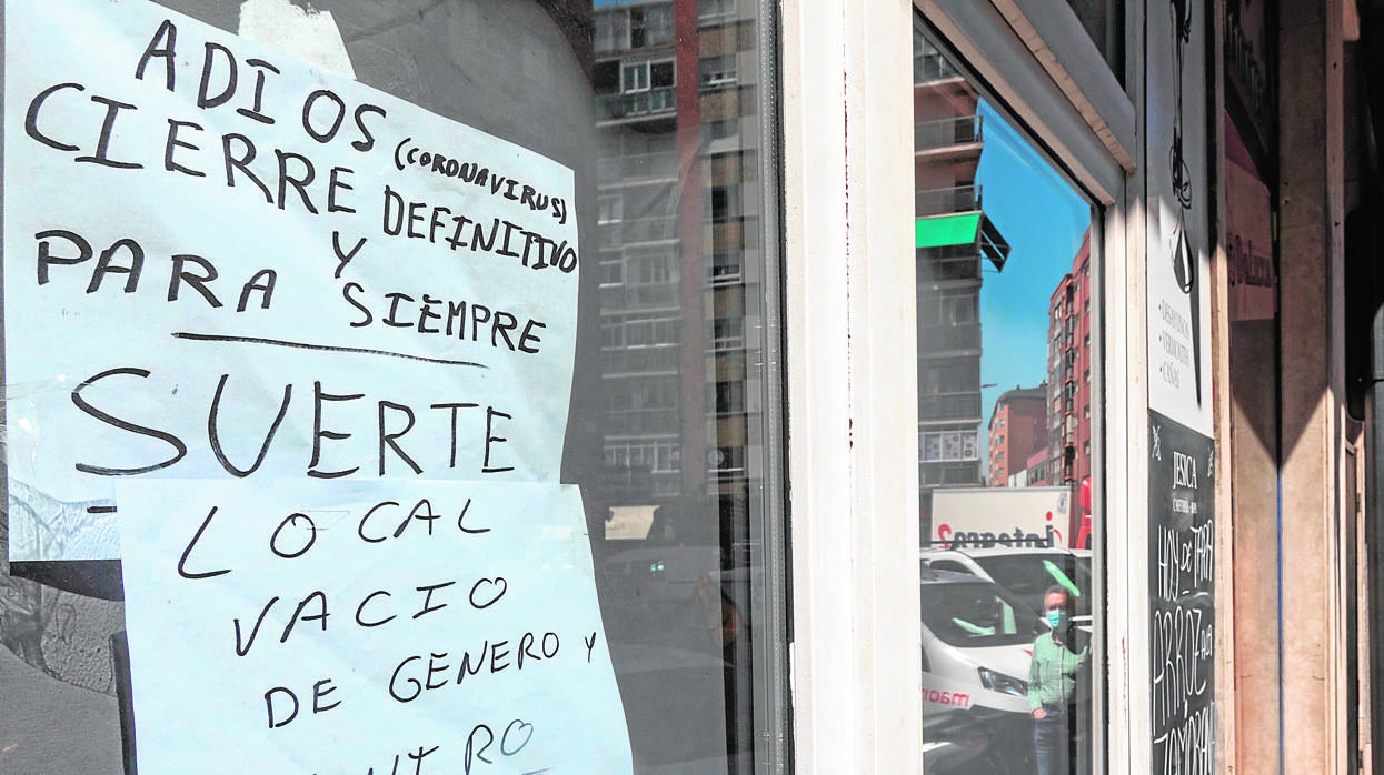 Bar con el cartel de cerrado «para siempre» en la calle San Luis de Valladolid