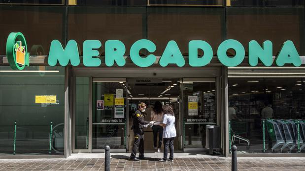 Sueldo de mil euros y contrato fijo: Mercadona busca personal de fin de semana para la desescalada