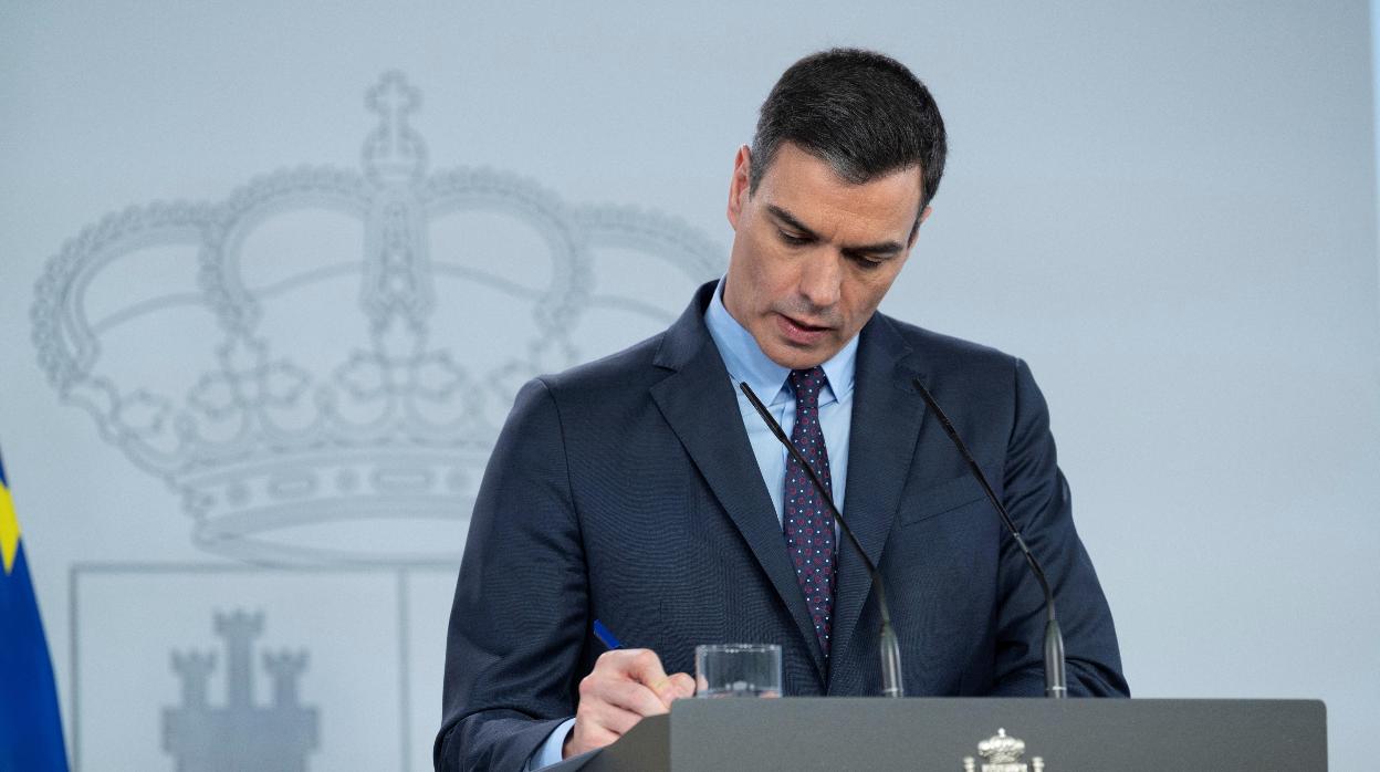 El presidente del Gobierno, Pedro Sánchez, durante su comparecencia en rueda de prensa telemática este sábado en el Palacio de la Moncloa