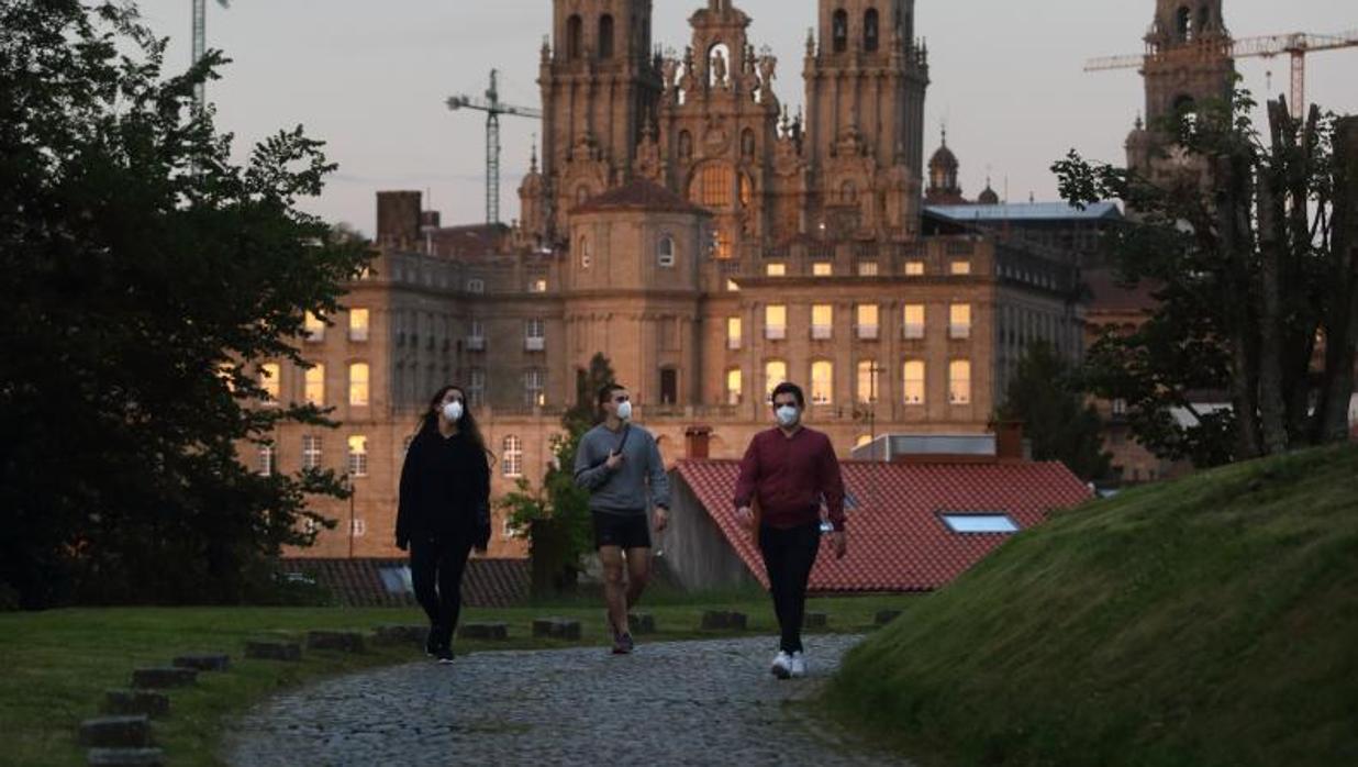 Personas pasaendo en Santiago de Compostela