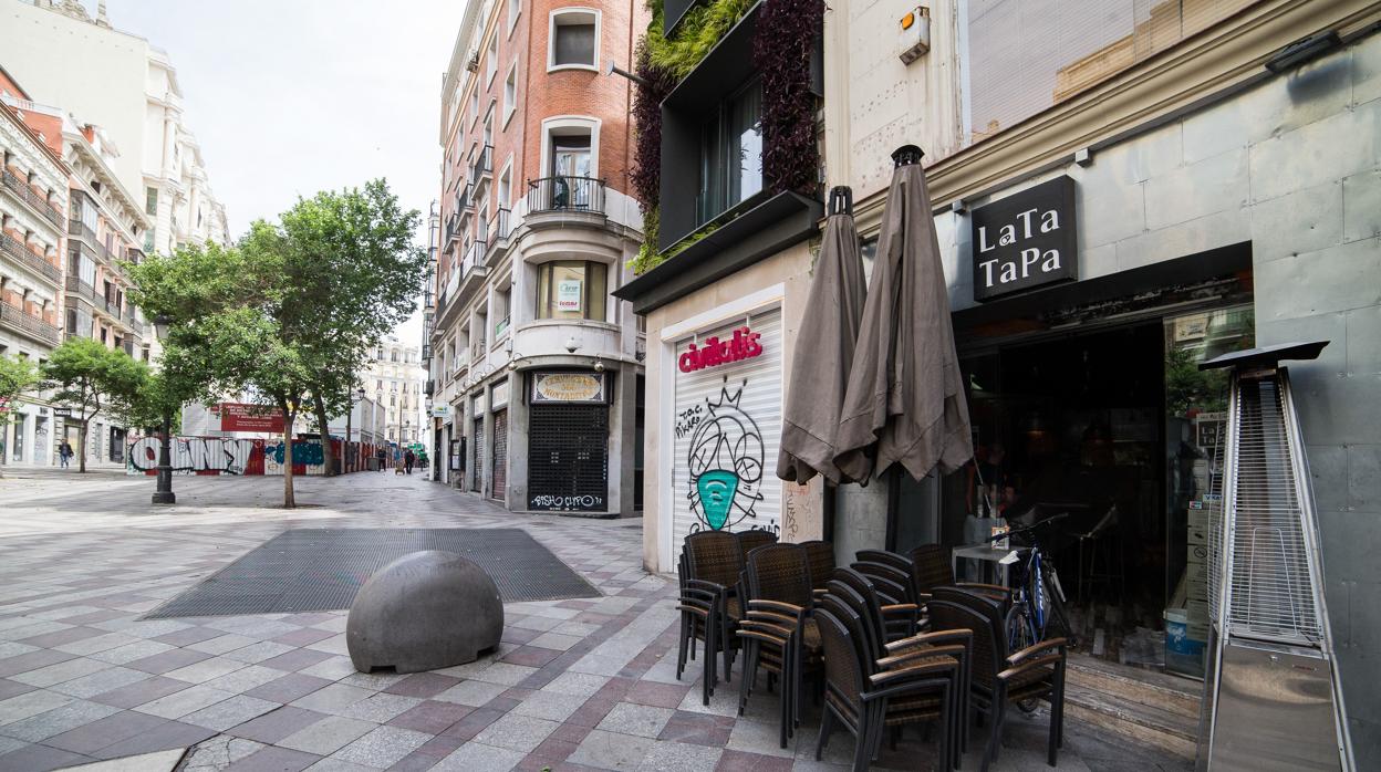 Una terraza en Madrid, cerrada y con las sillas recogidas