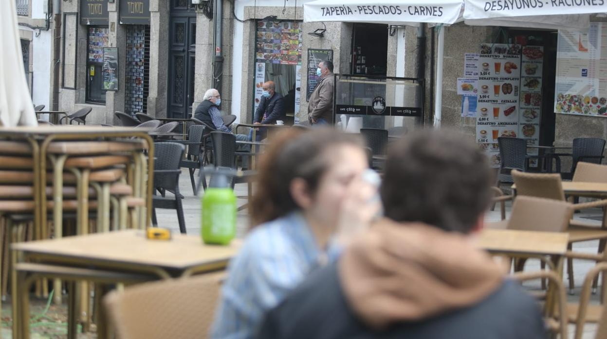 Las primeras cafeterías ya han abierto sus terrazas, como esta en Santiago de Compostela