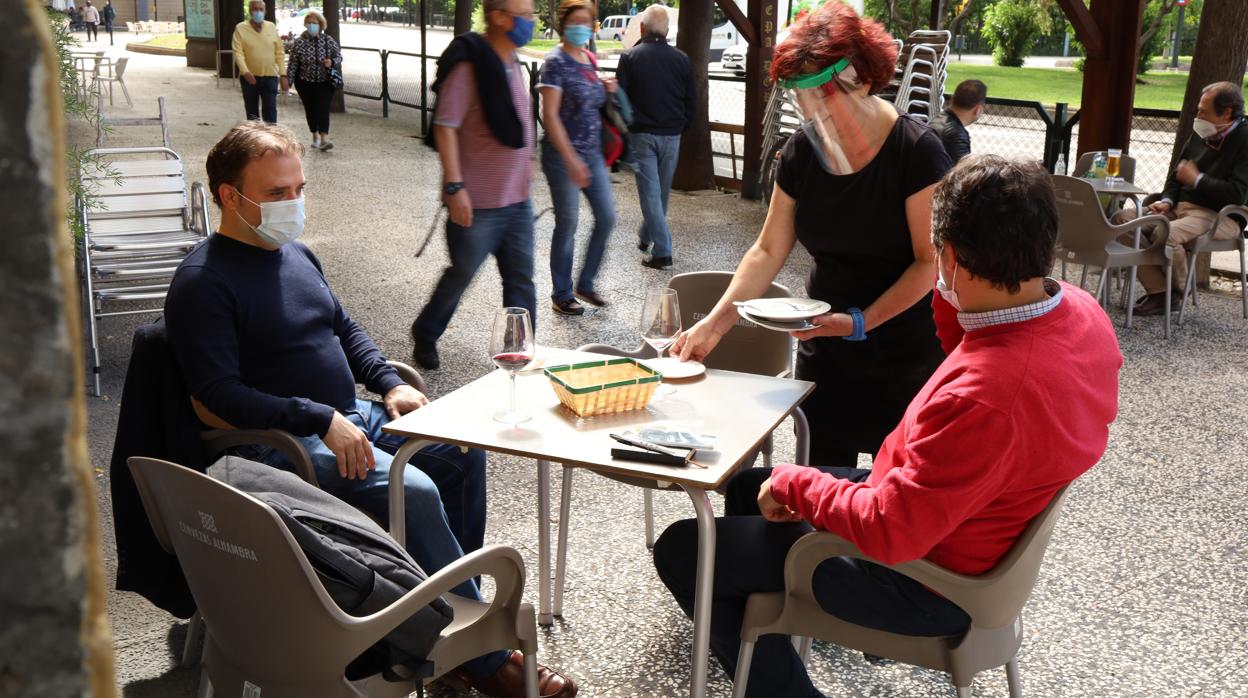 Terraza de un céntrico bar de Zaragoza en el primer día de la Fase 1 de desescalada del coronavirus