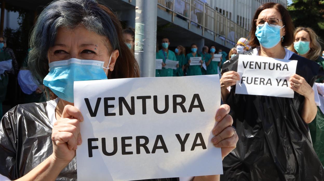 Decenas de sanitarios en una de las múltiples protestas que han tenido lugar a las puertas de los hospitales y centros de salud de Aragón para exigir el cese de la consejera de Sanidad, Pilar Ventura