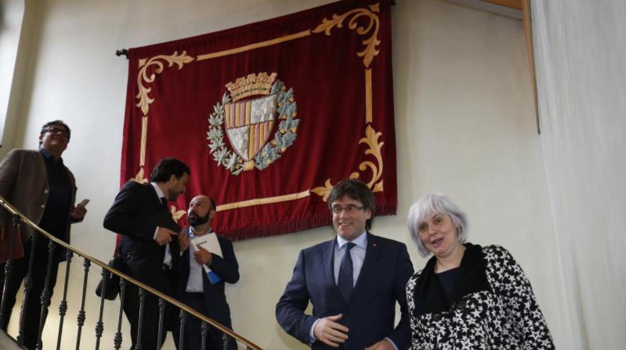 Carles Puigdemont y Dolors Sabater, en el Ayuntamiento de Badalona, en 2016