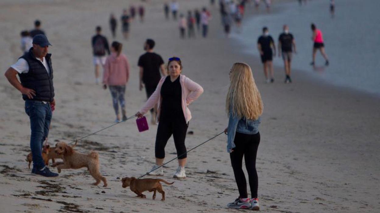 Un grupo de personas, hace un año, en la playa viguesa de Samil