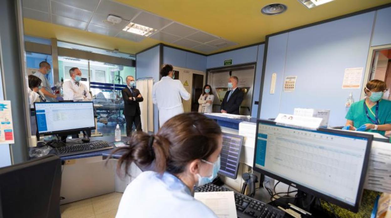 El lendakari, Iñigo Urkullu —con traje, a la izquierda—, ayer en la visita a un hospital en Bilbao