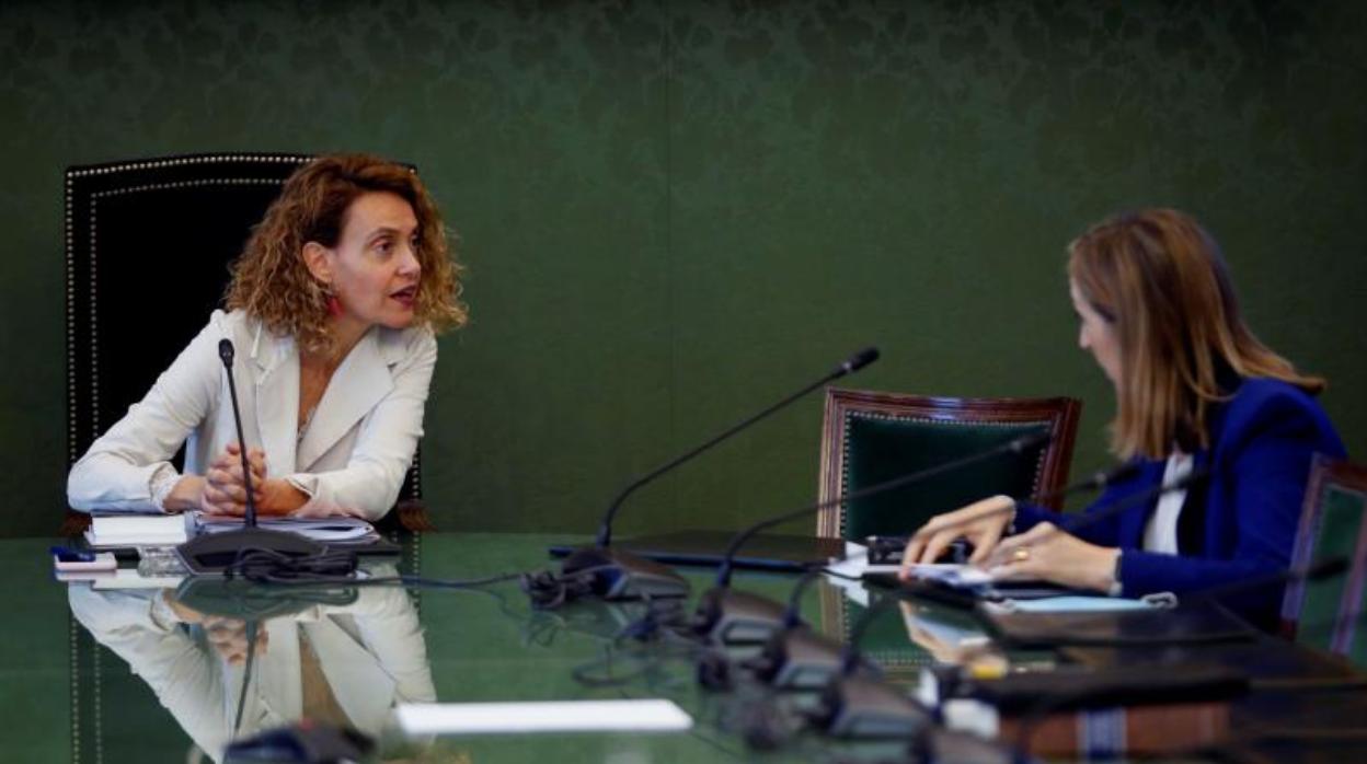 La presidenta del Congreso, Meritxell Batet, conversa con la vicepresidenta segunda, Ana Pastor