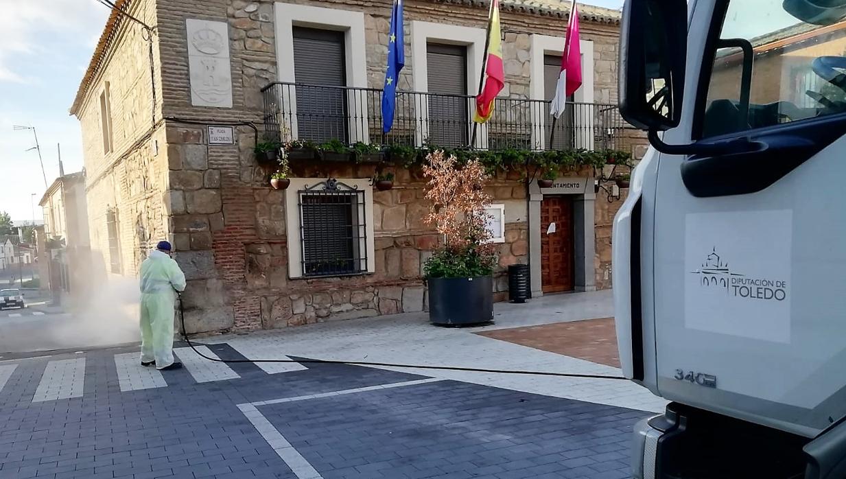 Limpieza en una calle junto a un ayuntamiento