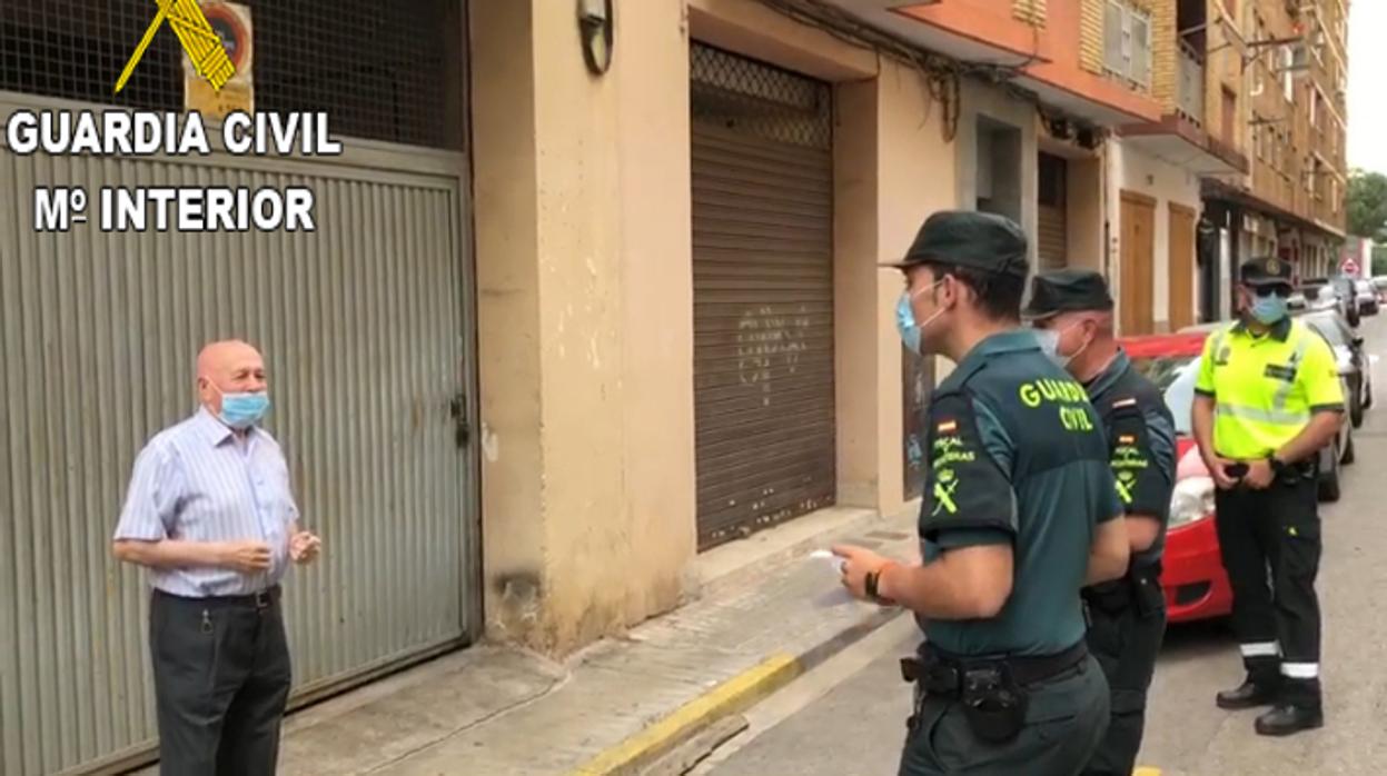 Un guardia civil lee el documento en el homenaje al compañero de 91 años en su cumpleaños