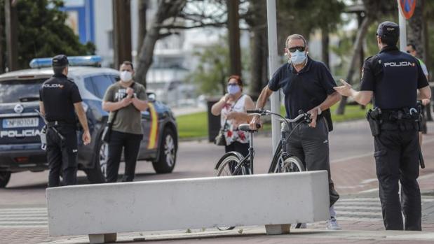 Detenido por agredir y escupir a los policías mientras les decía que tenía Covid-19