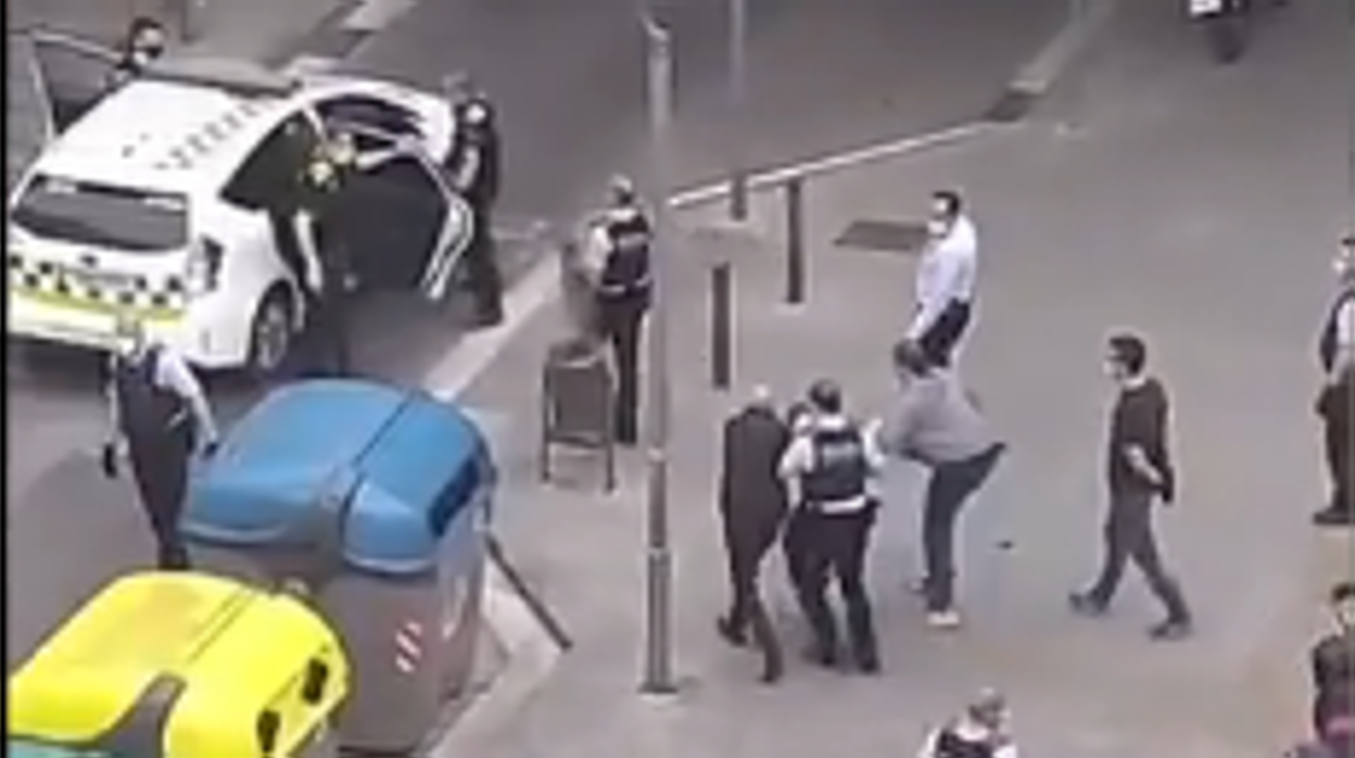 Fotograma de la pelea registrada ayer en Badalona