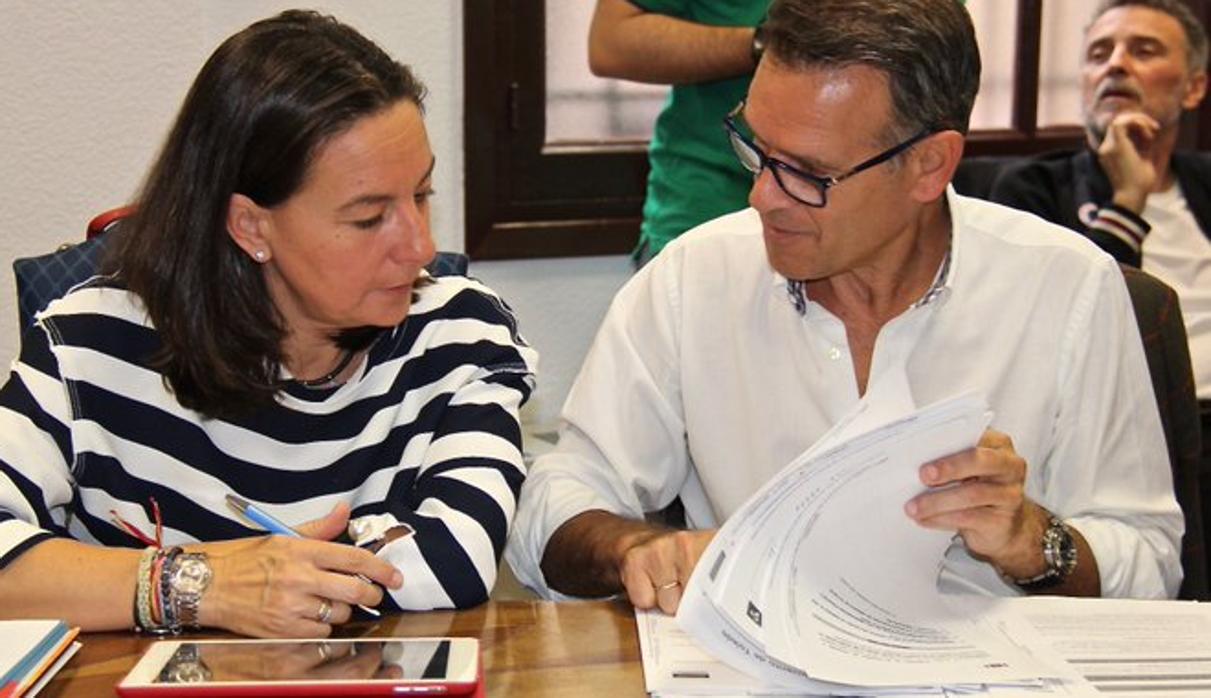 Amparo Granell, concejal del PP, con su compañero Pepe L. Gamarra