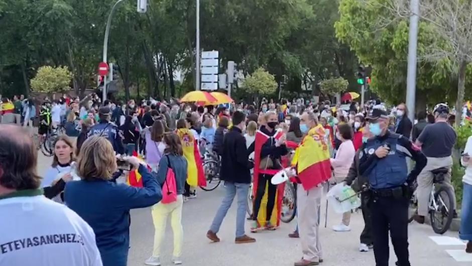 Aravaca se suma a la cacerolada contra Sánchez con una convocatoria multitudinaria