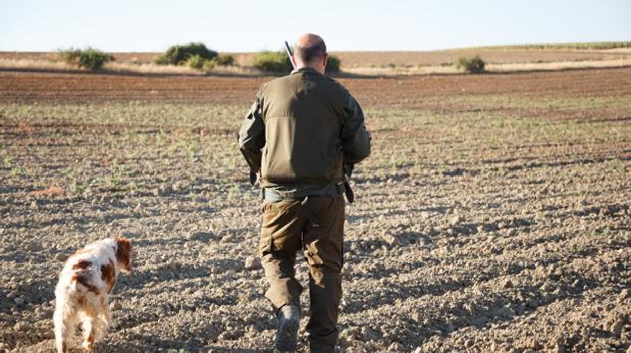 Un cazador por el campo