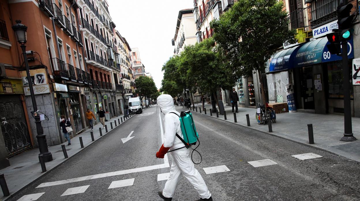 Un operario municipal desinfectando una calle de Madrid