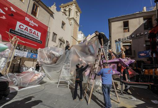 Imagen del montaje de una falla durante los días previos a la suspensión en marzo