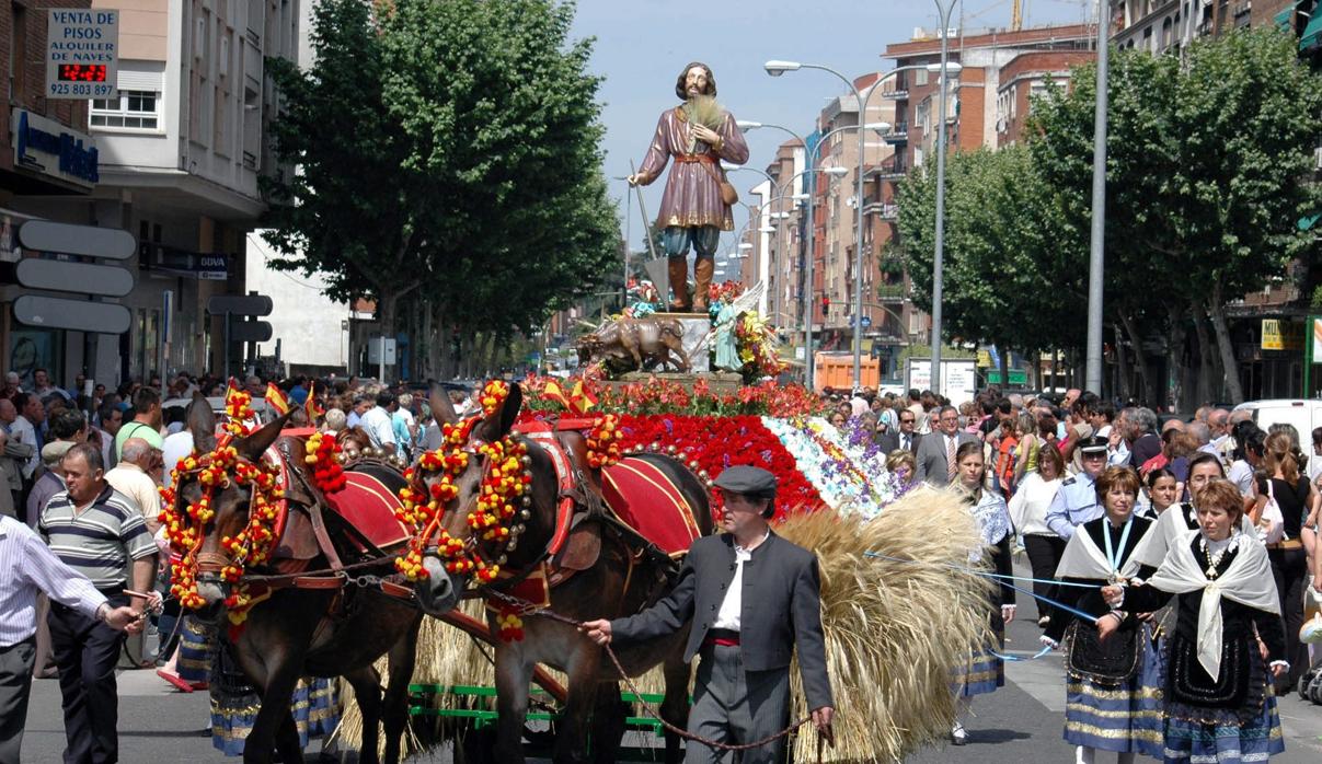 Procesión con la imagen de San Isidro por las calles de Talavera