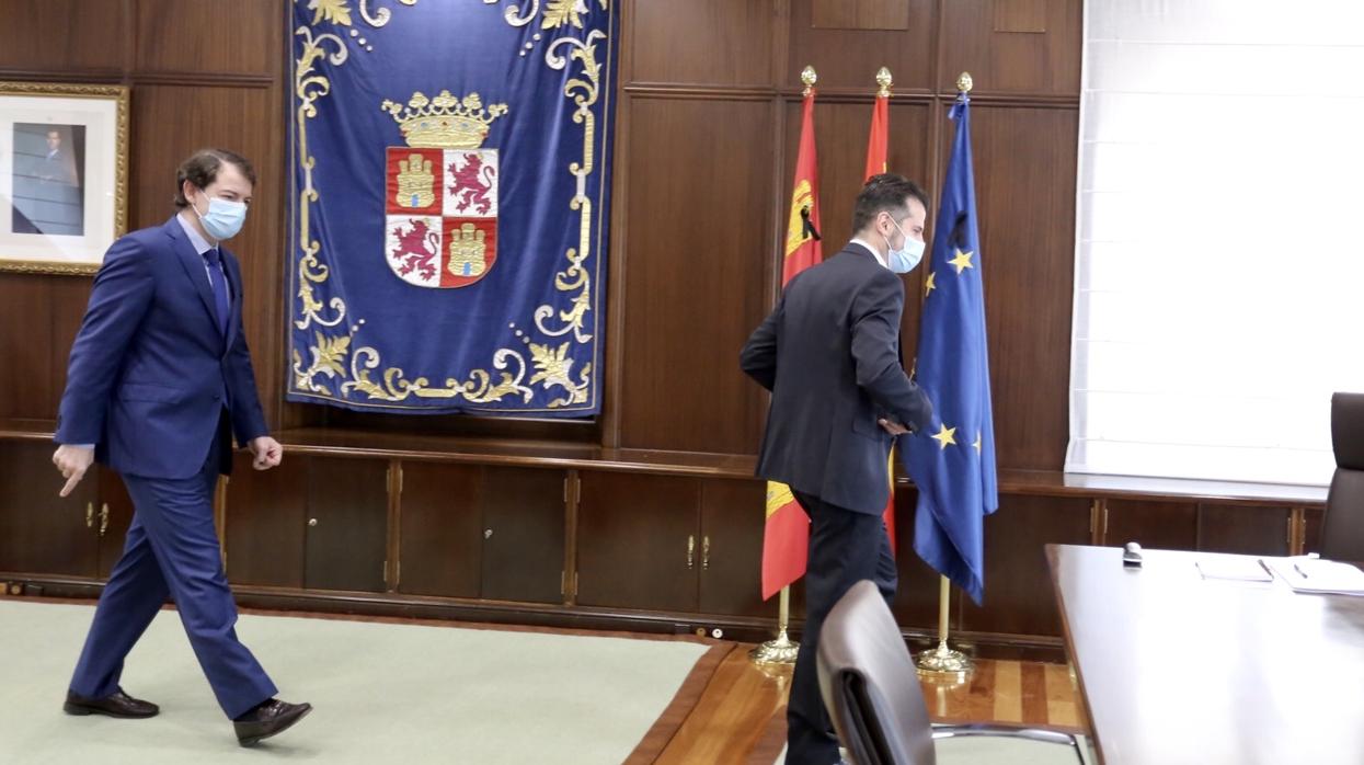 Mañueco y Tudanca, en el despacho del presidente de la Junta donde se está celebrando la reunión