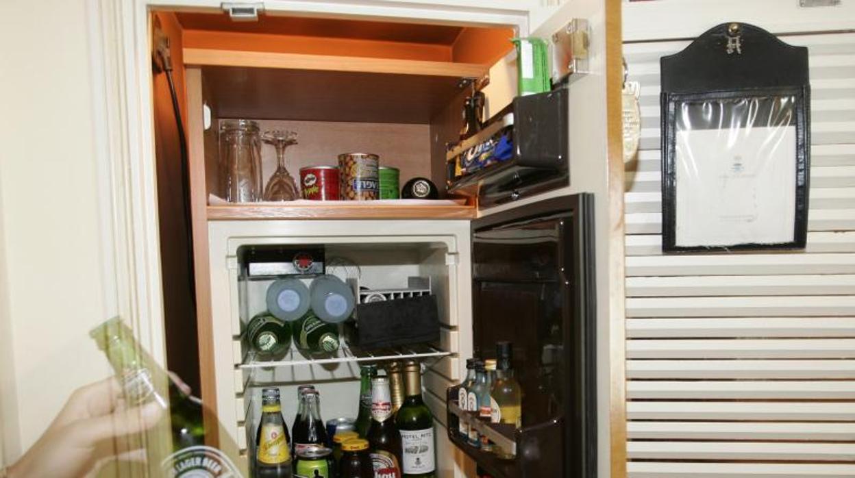 Un servicio de minibar en la habitación de un hotel, en imagen de archivo