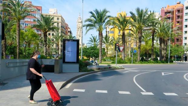 Absuelven a la madre de la niña rescatada de la cornisa de un sexto piso en Alicante