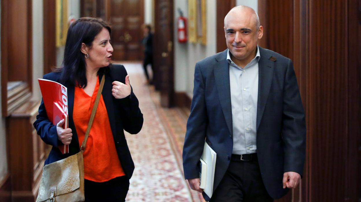 El diputado Rafael Simancas, junto a la portavoz del PSOE, Adriana Lastra