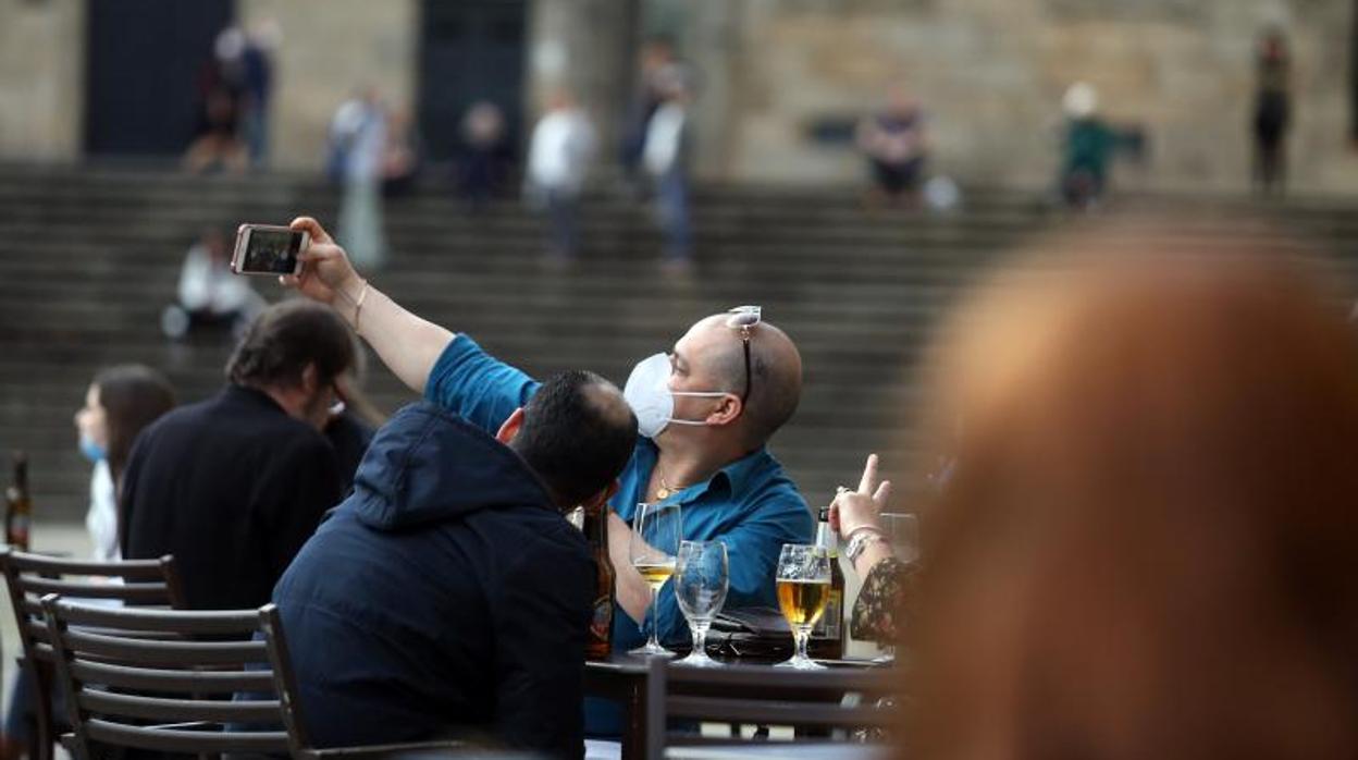 Imagen de una terraza compostelana en el primer día de la Fase 1