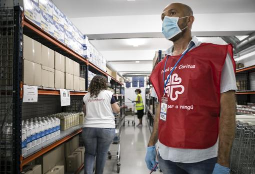 Un voluntario de Cáritas en un punto de distribución de alimentos