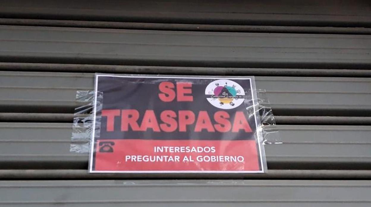 Cartel de «Se traspasa» colgado en un comercio alicantino durante el estado de alarma