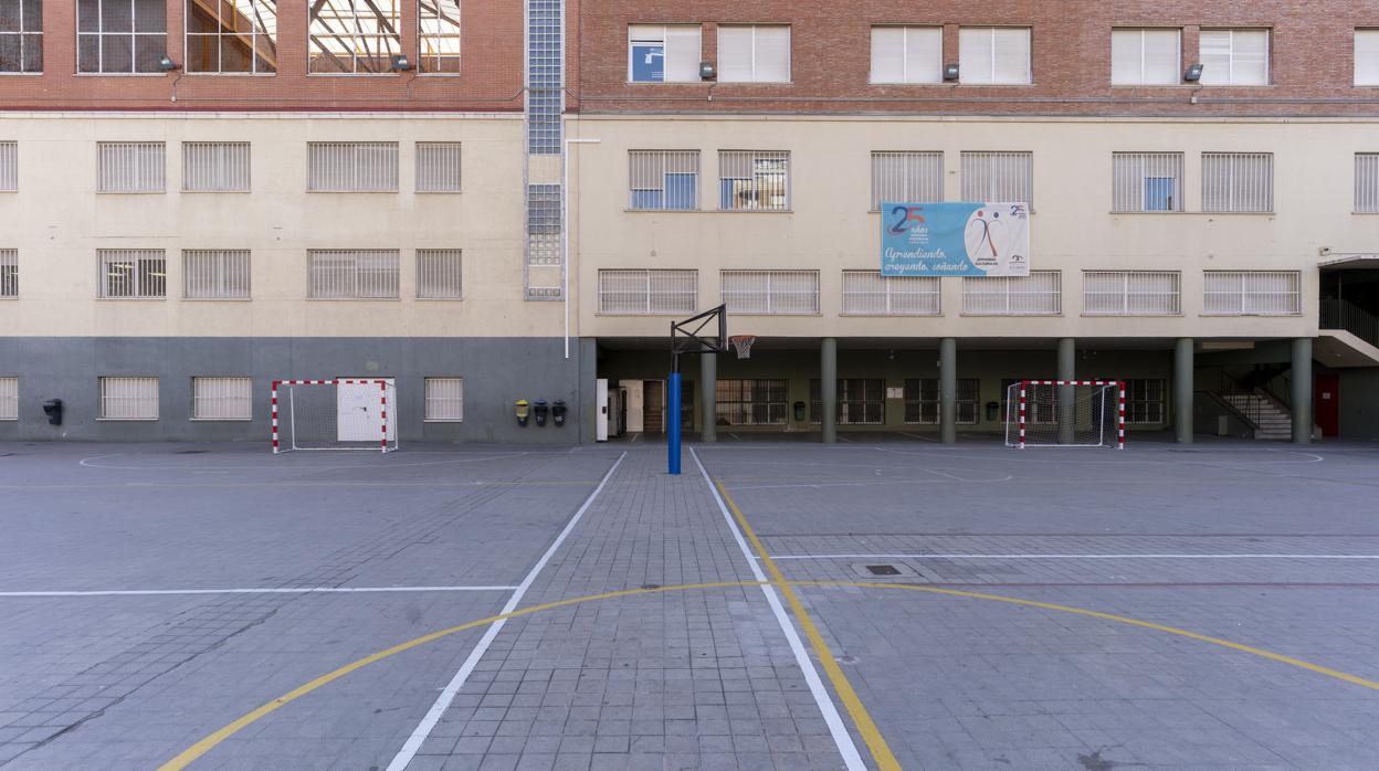 Patio de un colegio madrileño, vacío por la suspensión de actividad