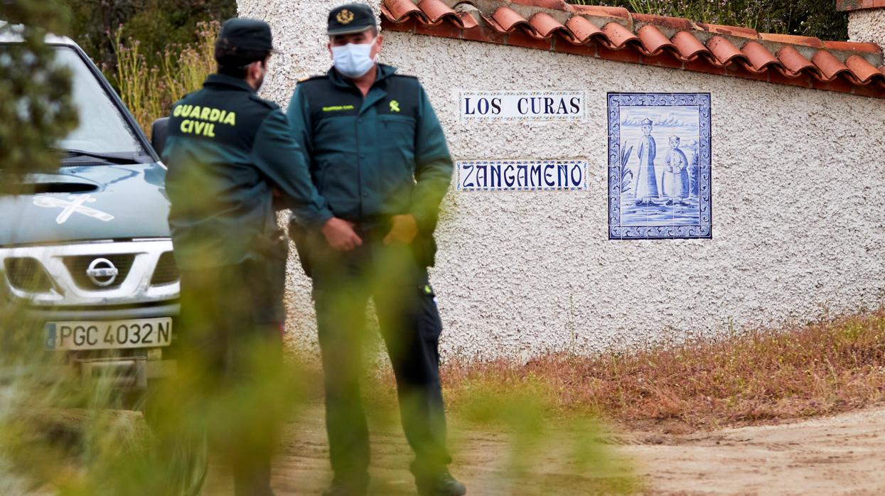 Dos guardias civiles, este jueves en la entrada a la finca