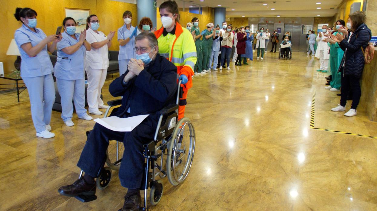 Un paciente recibe el alta en el hospital Vithas Fátima de Vigo hace dos semanas