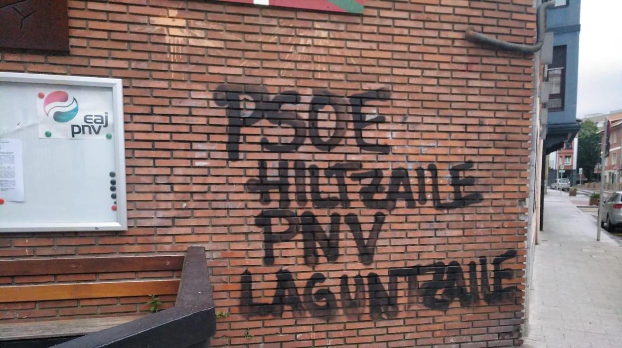 Oleada de ataques a sedes de partidos en el País Vasco: pintadas de «asesino y carcelero» contra el PNV