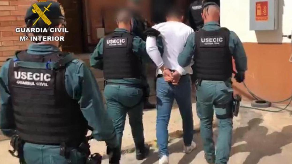 El asesino confeso custodiado por la Guardia Civil tras su detención